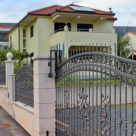 Будинок відпочинку Awesome In Kastel Luksic *